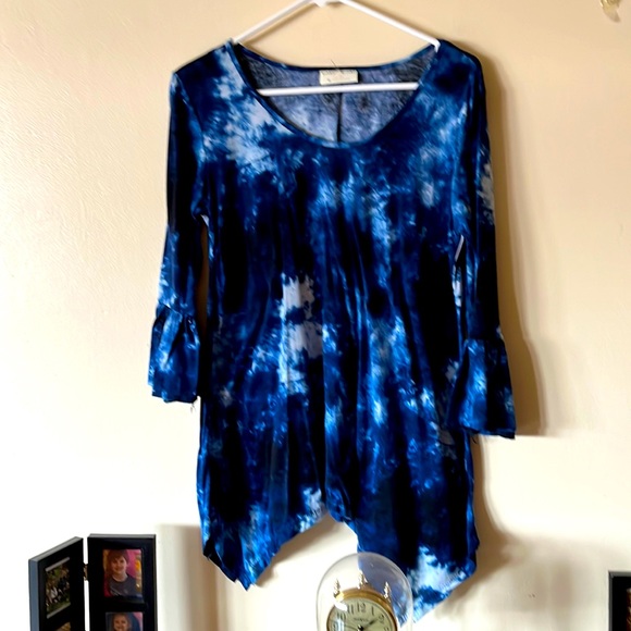 Bobbie Brooks med. tunic, 95% polyester/5% spandex, 19” pit to pit. 30” L - Picture 1 of 3